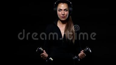 运动健身理念.. 把女运动员装在<strong>运动服</strong>和耳机里，用哑铃工作。 <strong>女孩</strong>被隔离