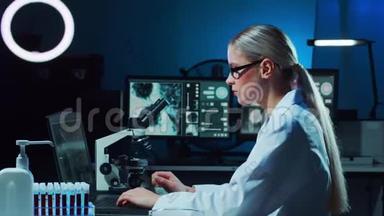 在实验室工作的科学家。 女医生做医学研究。 实验室工具：显微镜、试管、设备