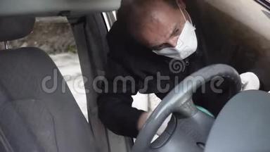 中年男子用口罩、手套、清洁轮消毒汽车