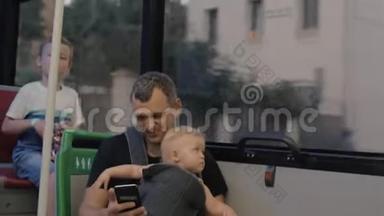 爸爸和两个孩子在公共汽车上