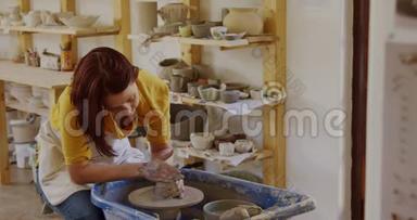 在她工作室工作的年轻女陶工