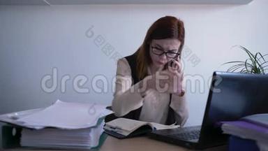 压力管理，这位女商人在工作中打电话时，对一位员工感到紧张和愤怒