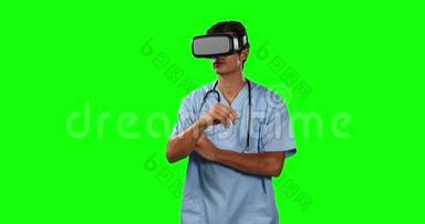 使用绿色屏幕虚拟现实触摸屏幕的医生正面视图