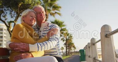 年长夫妇在海滩上互相拥抱