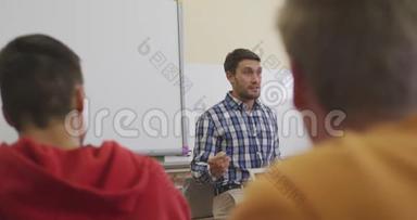 老师在他的高中班讲话