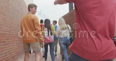 学生们在他们的高中校园里散步