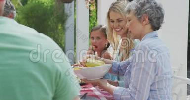 快乐的一家人一起在餐桌上吃饭