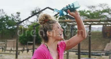 白种人女人在新兵训练营给她泼水