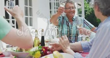 快乐的一家人一起在餐桌上吃饭