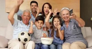 一家人在电视上<strong>看足球</strong>