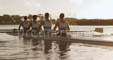 男子划船队在湖上划船的后景