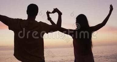 年轻夫妇欣赏日落景色