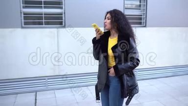年轻的阿拉伯女人用她的智能<strong>手机</strong>记录<strong>语音</strong>笔记。