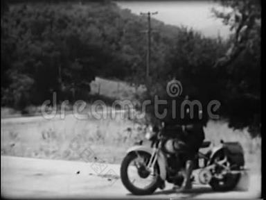 警察骑摩托车在乡间公路上追车