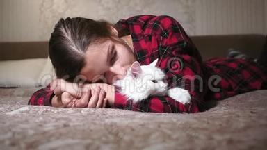 十几岁的<strong>女孩</strong>可爱地和一只宠物猫睡在床上。 <strong>女孩</strong>和猫在床上<strong>睡觉</strong>，猫在<strong>睡觉</strong>