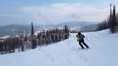 年轻的成人休闲滑雪者在寒冷的冬天享受田园诗般的完美天气。 独自在精心设计的滑雪板上滑雪