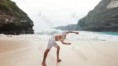 在巴厘岛的Kelingking<strong>海</strong>滩上，运动员跑步并做<strong>酷炫</strong>的特技表演
