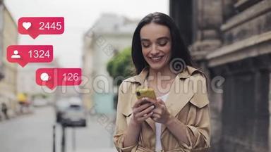 美丽的阿曼使用智能手机步行老街镇。 动画与用户界面与跟随者，评论，喜欢