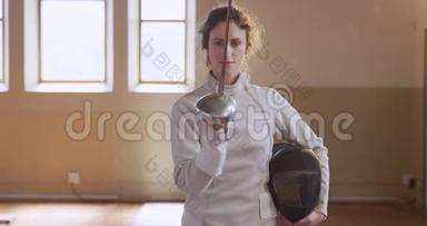 女子击剑运动员在体育馆进行击剑训练