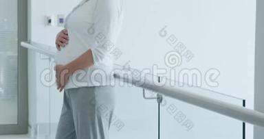 孕妇站在医院里