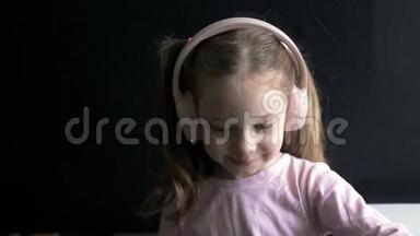 戴着耳机<strong>听音乐</strong>的<strong>小女孩</strong>，一个高加索儿童的肖像