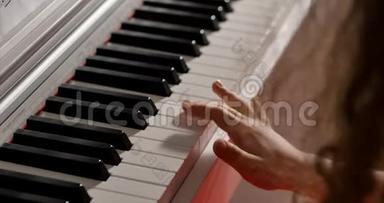 小女孩或儿童专业<strong>钢琴</strong>家在美丽的白色<strong>钢琴</strong>上播放古典音乐圣诞假期