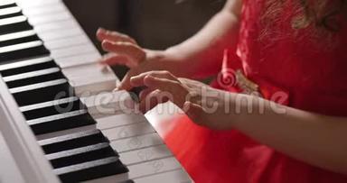 圣诞假期，小女孩或儿童专业<strong>钢琴</strong>家在美丽的白色<strong>钢琴</strong>上演奏古典音乐