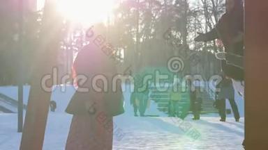 俄罗斯民间-穿着<strong>民俗</strong>服装的女人在阳光明媚的天气里骑着秋千在冬天的公园里