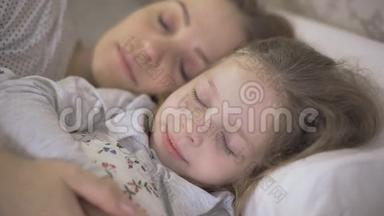 母女俩睡在床上互相拥抱，亲子关系..