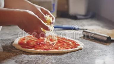 意大利厨师准备真正的意大利比萨饼，洒比萨饼奶酪。 真正的意大利香肠比萨饼，<strong>烹饪方法</strong>。