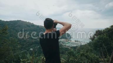 人类旅行者在山上拍摄风景如画的景色。 专业摄影师旅行者拍照