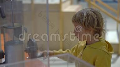 小男孩正在参观一个科学博物馆。 家庭教育概念