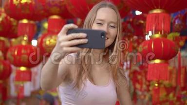 一个年轻的女人在许多<strong>东亚人</strong>用来庆祝农历的中国红灯笼中自拍