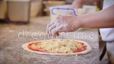 真正的意大利香肠比萨饼，<strong>烹饪方法</strong>，意大利厨师用他的手指用面团做真正的意大利比萨饼，洒在上面。