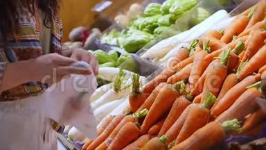 漂亮的年轻漂亮的女孩或女人在市场上买食物，在市场上摘胡萝卜，卷心菜，生菜，花椰菜
