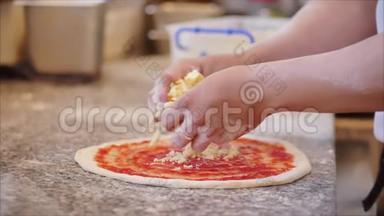 一个真正的意大利香肠比萨饼，一种准备<strong>方法</strong>，意大利厨师用手指<strong>烹饪</strong>一个真正的意大利比萨饼，来自