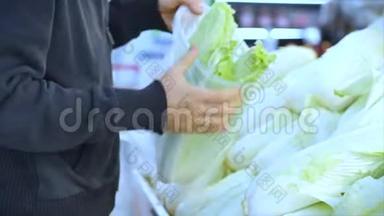 人买菜，在市场，超市里摘胡萝卜，白菜，生菜，菜花..