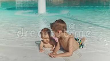 快乐的小男孩和小女孩在游<strong>泳池里玩耍</strong>