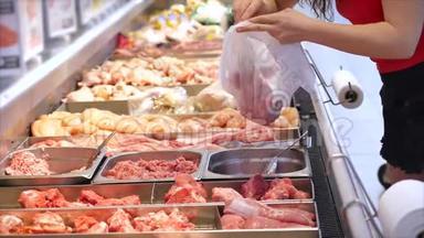 女人买肉，看着鸡肉上的肉片，在市场上，在超市里用钳子夹肉。
