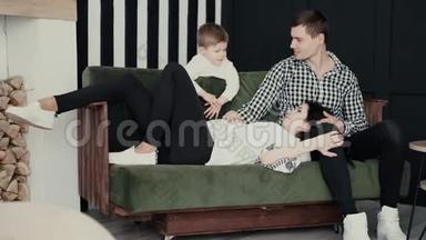 一个怀孕的妻子躺在她丈夫的大腿上，在一个家庭氛围中，他们的四岁儿子。