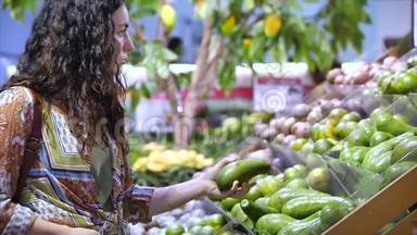 漂亮的年轻女人或母亲买食物、蔬菜、鳄梨、水果、胡萝卜、卷心菜、沙拉、菜花、肉、苹果