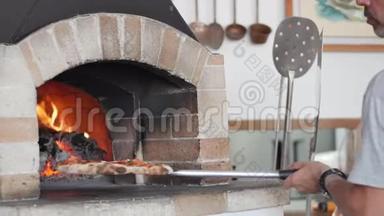 做真正的意大利披萨，用比萨饼皮把比萨饼放在木火比萨饼烤箱里。