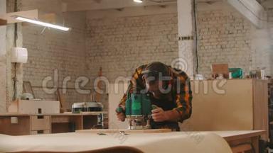 木工行业-工人戴防护眼镜和耳机在车间打磨木制物品