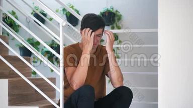 痛苦<strong>悲伤</strong>和沮丧的年轻人独自坐在家里的楼梯上：痛苦<strong>悲伤</strong>的人。
