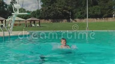父亲和儿子在游泳池里玩得很开心。 开心，可爱。