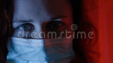 体贴悲伤的女人眼睛闭上，戴着手术面具，看着远处。 冠状病毒大流行