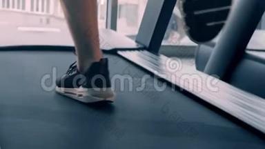一个穿运动鞋的男人在跑步机上跑步