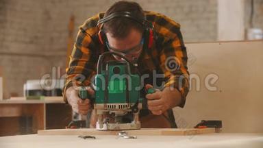 木工行业-戴防护眼镜和戴耳机打磨木制物品的工人