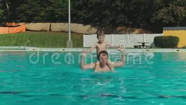 父亲和儿子在游泳池里玩得很开心。 开心，可爱。