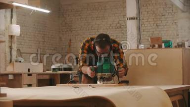 木工行业-戴<strong>防</strong>护<strong>眼镜</strong>和戴耳机切割木制物品的工人